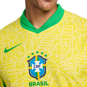 /F/J/FJ4270-706-09E.A_camiseta-nike-brasil-endrick-match-24-25-dri-fit-advance-color-amarillo_3_detalle-cuello-y-pecho-con-escudo.jpg