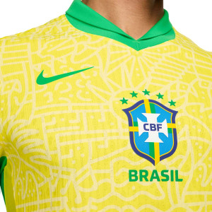 /F/J/FJ4270-706_camiseta-nike-brasil-match-2024-2025-dfadv-color-amarillo_3_detalle-cuello-y-pecho-con-escudo.jpg