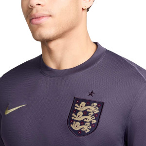 /F/J/FJ4272-573-10B_camiseta-nike-2a-inglaterra-bellingham-24-25-df-stadium-color-purpura_3_detalle-cuello-y-pecho-con-escudo.jpg