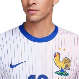 /F/J/FJ4273-100-10_camiseta-nike-2a-francia-2024-2025-stadium-dri-fit-mbappe-10-color-blanco_3_detalle-cuello-y-pecho-con-escudo.jpg