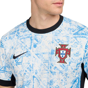 /F/J/FJ4274-133_camiseta-nike-2a-portugal-2024-2025-stadium-dri-fit-color-blanco_3_detalle-cuello-y-pecho-con-escudo.jpg