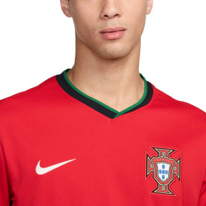 /F/J/FJ4275-657_camiseta-nike-portugal-2024-2025-stadium-dri-fit-color-rojo_3_detalle-cuello-y-pecho-con-escudo.jpg