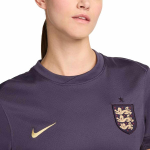 /F/J/FJ4322-573-10B_camiseta-nike-2a-inglaterra-mujer-bellingham-2425-df-stadium-color-purpura_3_detalle-cuello-y-pecho-con-escudo.jpg