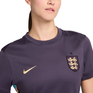 /F/J/FJ4322-573_camiseta-nike-2a-inglaterra-mujer-2024-2025-stadium-dri-fit-color-purpura_3_detalle-cuello-y-pecho-con-escudo.jpg