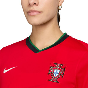 /F/J/FJ4325-657_camiseta-nike-portugal-mujer-2024-2025-stadium-dri-fit-color-rojo_3_detalle-cuello-y-pecho-con-escudo.jpg