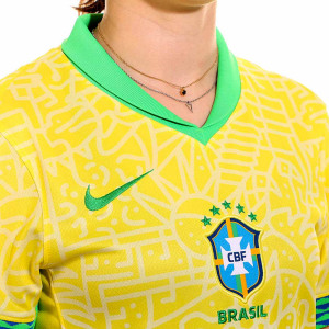 /F/J/FJ4334-706-11R.A_camiseta-nike-brasil-mujer-raphinha-stadium-24-25-dri-fit-color-amarillo_3_detalle-cuello-y-pecho-con-escudo.jpg