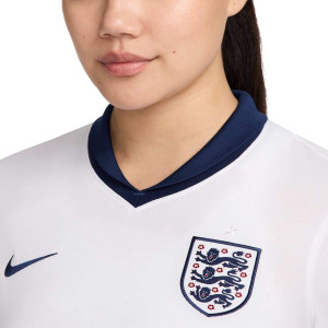 /F/J/FJ4335-100-10B_camiseta-nike-inglaterra-mujer-bellingham-24-25-df-stadium-color-blanco_3_detalle-cuello-y-pecho-con-escudo.jpg