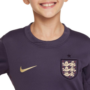 /F/J/FJ4368-573-09KANE.A_camiseta-nike-2a-inglaterra-nino-kane-24-25-df-stadium-color-purpura_3_detalle-cuello-y-pecho-con-escudo.jpg