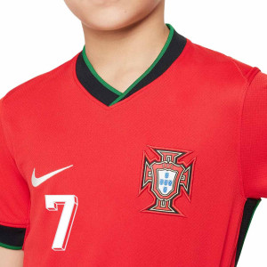 /F/J/FJ4371-657-7_camiseta-nike-portugal-nino-2024-2025-stadium-df-ronaldo-7-color-rojo_3_detalle-cuello-y-pecho-con-escudo.jpg