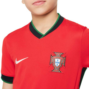 /F/J/FJ4371-657_camiseta-nike-portugal-nino-2024-2025-stadium-dri-fit-color-rojo_3_detalle-cuello-y-pecho-con-escudo.jpg