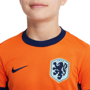 /F/J/FJ4372-819_camiseta-nike-holanda-nino-2024-2025-stadium-dri-fit-color-naranja_3_detalle-cuello-y-pecho-con-escudo.jpg