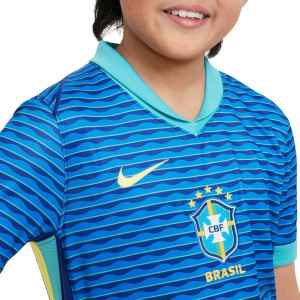 /F/J/FJ4408-458_camiseta-nike-2a-brasil-nino-2024-2025-stadium-dri-fit-color-azul_3_detalle-cuello-y-pecho-con-escudo.jpg