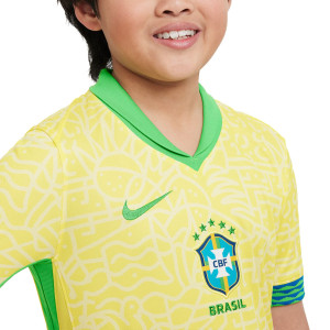 /F/J/FJ4409-706_camiseta-nike-brasil-nino-2024-2025-stadium-dri-fit-color-amarillo_3_detalle-cuello-y-pecho-con-escudo.jpg
