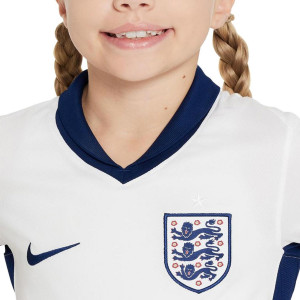 /F/J/FJ4410-100-09KANE.A_camiseta-nike-inglaterra-nino-kane-24-25-df-stadium-color-blanco_3_detalle-cuello-y-pecho-con-escudo.jpg