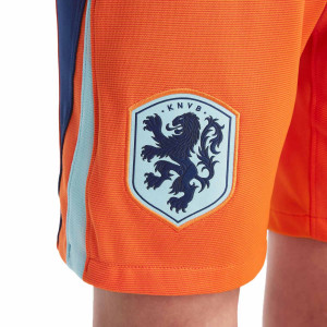 /F/J/FJ4425-819_pantalon-corto-nike--holanda-nino-2024-2025-stadium-dri-fit-color-naranja_3_detalle-escudo.jpg