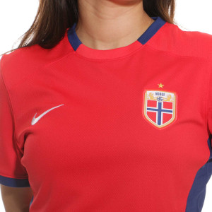 /F/J/FJ9375-679_camiseta-nike-noruega-mujer-dri-fit-stadium-wwc-2023-color-rojo_3_detalle-cuello-y-pecho-con-escudo.jpg