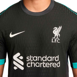 /F/N/FN8761-322-11MSLH.A_camiseta-nike-2a-liverpool--salah-autentica-2024-2025-dfadv-pl-color-verde_3_detalle-cuello-y-pecho-con-escudo.jpg
