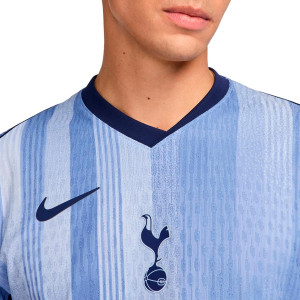 /F/N/FN8768-480-07SON.A_camiseta-nike-2a-tottenham--son-autentica-2024-2025-dfadv-pl-color-azul_3_detalle-cuello-y-pecho-con-escudo.jpg
