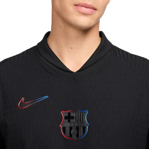 /F/N/FN8771-011-06G.L_camiseta-nike-2a-barcelona-gavi-match-24-25-df-adv-liga-color-negro_3_detalle-cuello-y-pecho-con-escudo.jpg