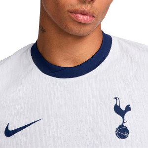 /F/N/FN8773-101-07SON.A_camiseta-nike-tottenham--son-autentica-2024-2025-dfadv-pl-color-blanco_3_detalle-cuello-y-pecho-con-escudo.jpg