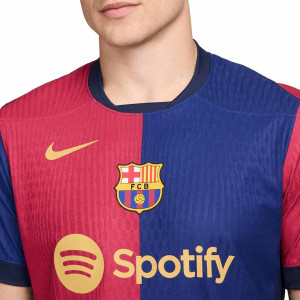 /F/N/FN8775-456-17MC.C_camiseta-nike-barcelona-casado-match-24-25-df-adv-ucl-color-azul-y-rojo_3_detalle-cuello-y-pecho-con-escudo.jpg