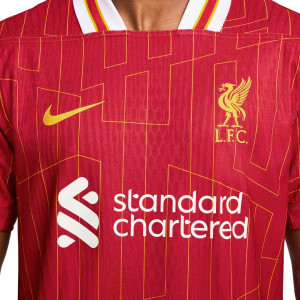 /F/N/FN8776-688-04VRGL.A_camiseta-nike-liverpool--virgil-autentica-2024-2025-dfadv-pl-color-rojo_3_detalle-cuello-y-pecho-con-escudo.jpg