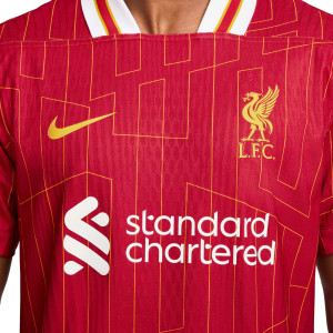 /F/N/FN8776-688_camiseta-camiseta-liverpool-match-2024-2025-dfadv-color-rojo_3_detalle-cuello-y-pecho-con-escudo.jpg