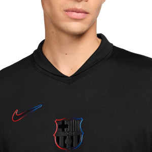 /F/N/FN8792-010_camiseta-nike-2a-barcelona-2024-2025-stadium-color-negro_3_detalle-cuello-y-pecho-con-escudo.jpg