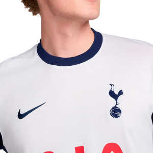 /F/N/FN8794-101-07SON.A_camiseta-nike-tottenham-son-2024-2025-dri-fit-stadium-pl-color-blanco_3_detalle-cuello-y-pecho-con-escudo.jpg