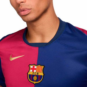 /F/N/FN8797-455-08P.L_camiseta-nike-barcelona-pedri-24-25-stadium-df-liga-color-azul-y-rojo_3_detalle-cuello-y-pecho-con-escudo.jpg