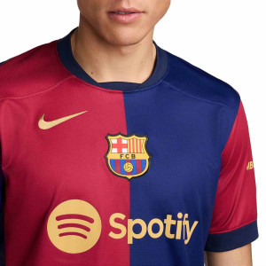 /F/N/FN8797-456-17M.L_camiseta-nike-barcelona-casado-24-25-stadium-df-liga-color-azul-y-rojo_3_detalle-cuello-y-pecho-con-escudo.jpg