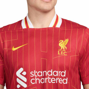 /F/N/FN8798-688-11MSLH.A_camiseta-nike-liverpool-salah-2024-2025-dri-fit-stadium-pl-color-rojo_3_detalle-cuello-y-pecho-con-escudo.jpg