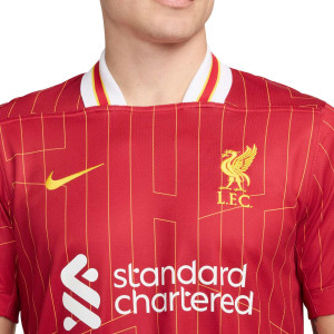 /F/N/FN8798-688_camiseta-nike-liverpool-2024-2025-stadium-dri-fit-color-rojo_3_detalle-cuello-y-pecho-con-escudo.jpg