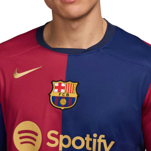 /F/N/FN8806-456-LL_camiseta-manga-larga-nike-barcelona-24-25-stadium-df-liga-color-azul-y-rojo_3_detalle-cuello-y-pecho-con-escudo.jpg