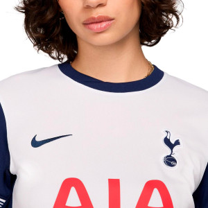 /F/N/FN8984-101-07SON.A_camiseta-nike-tottenham-mujer-son-2024-2025--dri-fit-stadium-pl-color-blanco_3_detalle-cuello-y-pecho-con-escudo.jpg