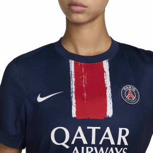 /F/N/FN8985-411_camiseta-nike-psg-mujer-2024-2025-stadium-dri-fit-color-azul_3_detalle-cuello-y-pecho-con-escudo.jpg