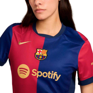 /F/N/FN8986-456-02C.L.A_camiseta-nike-barcelona-mujer-cubarsi-stadium-24-25-df-liga-color-azul-y-rojo_3_detalle-cuello-y-pecho-con-escudo.jpg