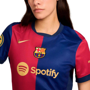 /F/N/FN8986-456-LLF_camiseta-nike-barcelona-mujer-stadium-24-25-df-liga-f-color-azul-y-rojo_3_detalle-cuello-y-pecho-con-escudo.jpg
