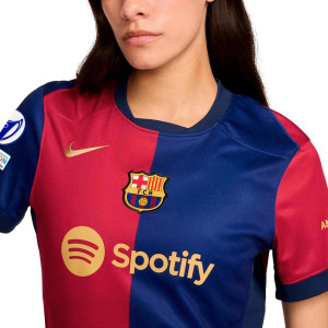 /F/N/FN8986-456-WUCL_camiseta-nike-barcelona-mujer-stadium-24-25-df-wucl-color-azul-y-rojo_3_detalle-cuello-y-pecho-con-escudo.jpg
