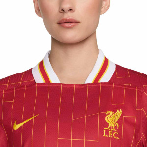 /F/N/FN8987-688-04VRGL.A_camiseta-nike-liverpool-mujer-virgil-24-25-dri-fit-stadium-pl-color-rojo_3_detalle-cuello-y-pecho-con-escudo.jpg
