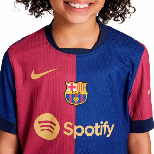 /F/N/FN9064-456-19LY.C.I_camiseta-nike-barcelona-nino-l-yamal-match-24-25-dfadv-ucl-color-azul-y-rojo_3_detalle-cuello-y-pecho-con-escudo.jpg