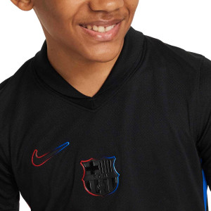 /F/N/FN9148-010-11R.C.I_camiseta-nike-2a-barcelona-nino-raphinha-stadium-2425-df-ucl-color-negro_3_detalle-cuello-y-pecho-con-escudo.jpg