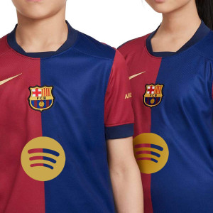 /F/N/FN9153-455-11R.C.I_camiseta-nike-barcelona-nino-raphinha-stadium-24-25-df-ucl-color-azul-y-rojo_3_detalle-cuello-y-pecho-con-escudo.jpg