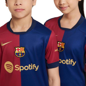 /F/N/FN9153-456-17MC.C.I_camiseta-nike-barcelona-nino-casado-stadium-24-25-df-ucl-color-azul-y-rojo_3_detalle-cuello-y-pecho-con-escudo.jpg