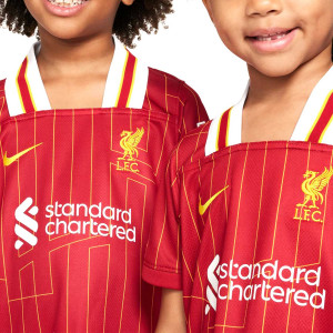 /F/N/FN9234-688_uniforme-nike-liverpool-2024-2025-dri-fit-stadium--color-rojo_3_detalle-cuello-y-pecho-con-escudo.jpg