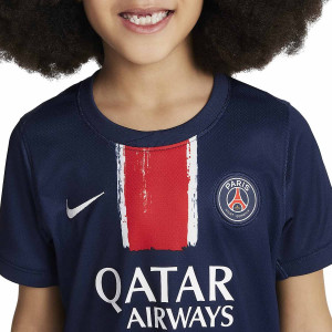/F/N/FN9235-411_uniforme-nike-psg-nino-2024-2025-stadium-dri-fit-color-azul_3_detalle-cuello-y-pecho-con-escudo.jpg