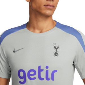 /F/N/FN9823-098_camiseta-nike-tottenham-entrenamiento-strike-dri-fit-color-gris_3_detalle-cuello-y-pecho.jpg