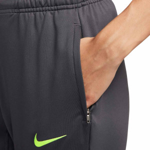 /F/Q/FQ2520-062_pantalon-chandal-nike--barcelona-mujer-entrenamiento-strike-dri-fit-color-gris_3_detalle-bolsillo-y-logotipo.jpg