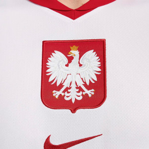 /F/Q/FQ8497-100_camiseta-nike-polonia-2024-2025-color-blanco_3_detalle-cuello-y-pecho-con-escudo.jpg