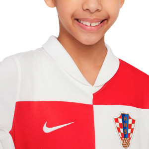 /F/Q/FQ8579-100_camiseta-nike-croacia-nino-2024-2025-color-blanco-y-rojo_3_detalle-cuello-y-pecho-con-escudo.jpg